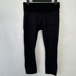 Lululemon Cropped Leggings Womens Size 6 Black Striped Textured Capri Yoga Gym